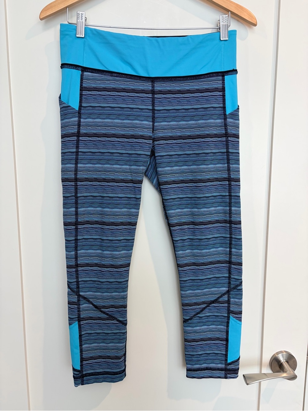 Lululemon Cropped Capri Leggings Blue Wave Print Size 8